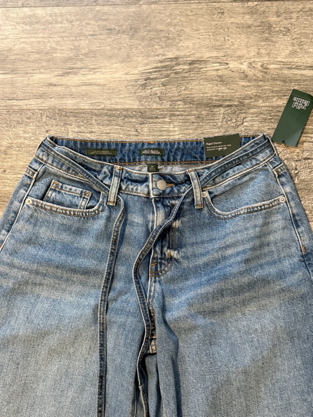 Mid-Rise Straight leg jeans